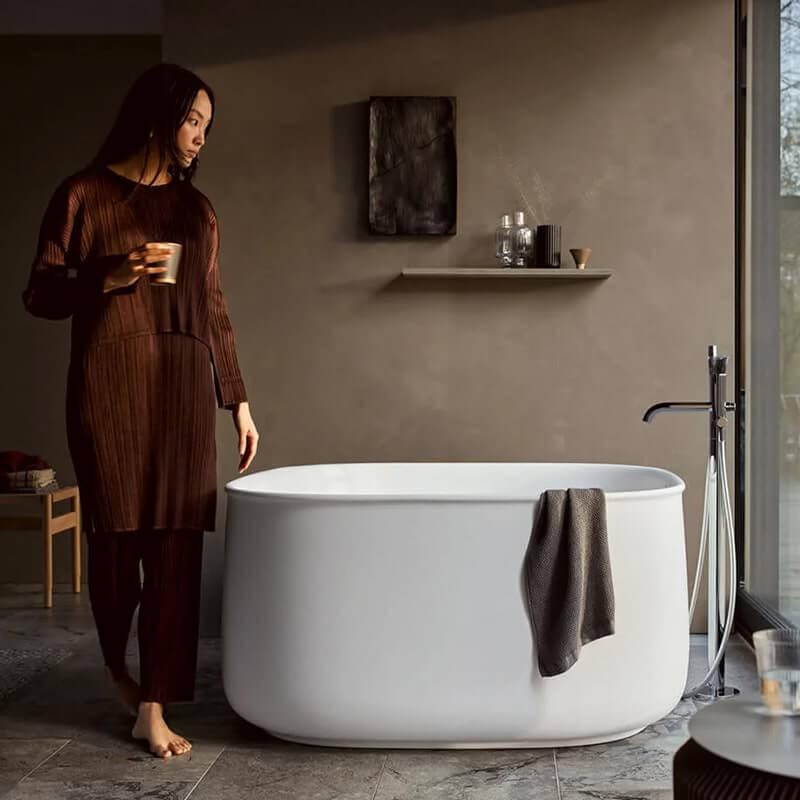 duravit zencha freestanding bathtub front view with model