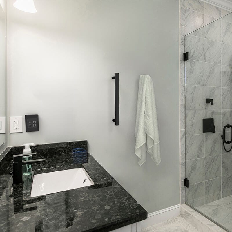 Modello I Round 20 Hardwired Single Bar Matte Black Vertical Side View Bathroom Set Up